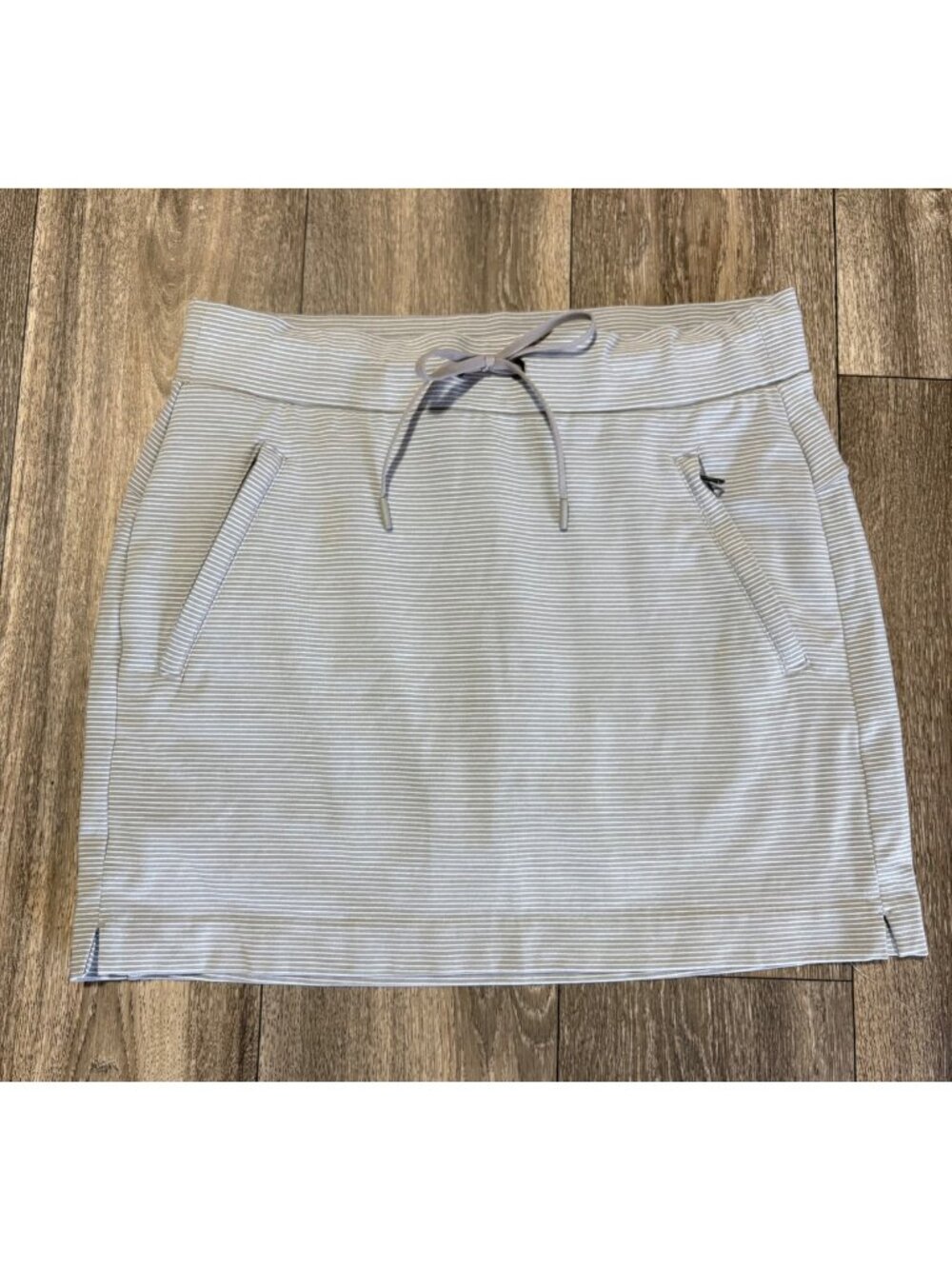 Athleta Modern Metro Midtown Skort Skirt Gray Stripe Zip Pockets Pull On Size XS
